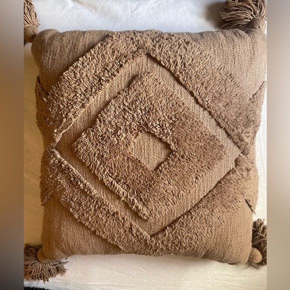 UO diamond tufted throw pillow - Picture 2 of 6